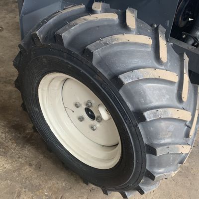 Kompaktowy ciągnik z napędem na 4 koła i podnośnikiem hydraulicznym