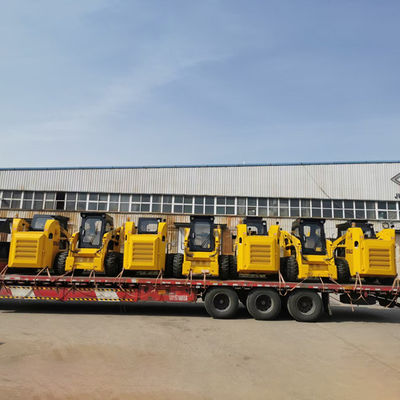Ładowarka burtowa 4WD Kubota w kolorze żółtym z przystawką wielofunkcyjną