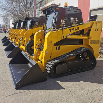 Ładowarka burtowa 4WD Kubota w kolorze żółtym z przystawką wielofunkcyjną