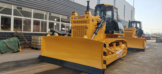 Ciągnik gąsienicowy o szerokości lemiesza 3725 mm z opcjonalnym zrywakiem z trzema lub pojedynczymi zębami