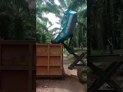 Traktor na olej palmowy